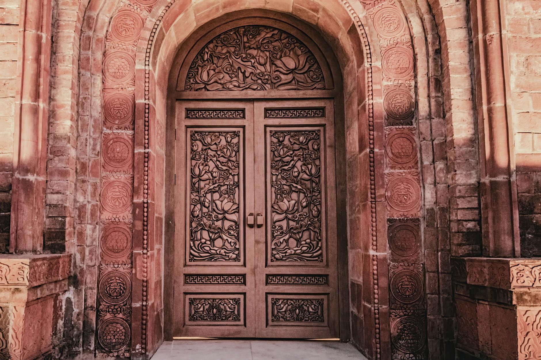 Handgefertigte Massivholz-Haustür in Eiche